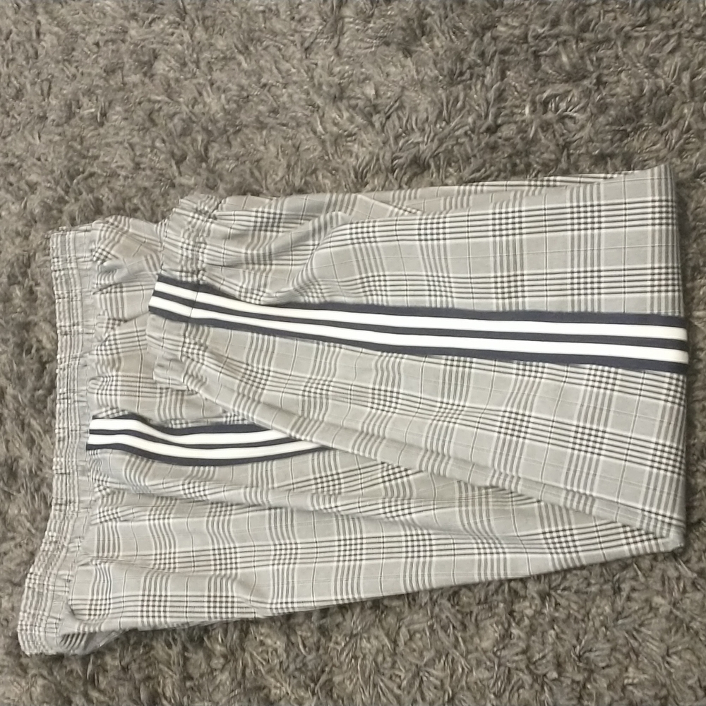Lea & Viola, Size L, and black and white